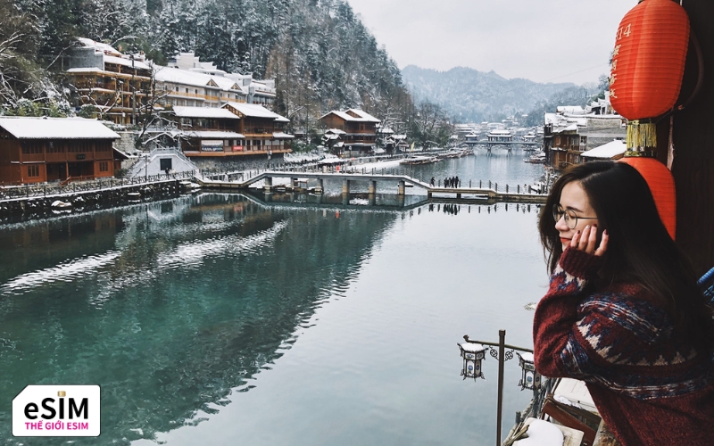 Tận hưởng kết nối xuyên suốt và check-in mượt mà tại Phượng Hoàng Cổ Trấn cùng eSIM.